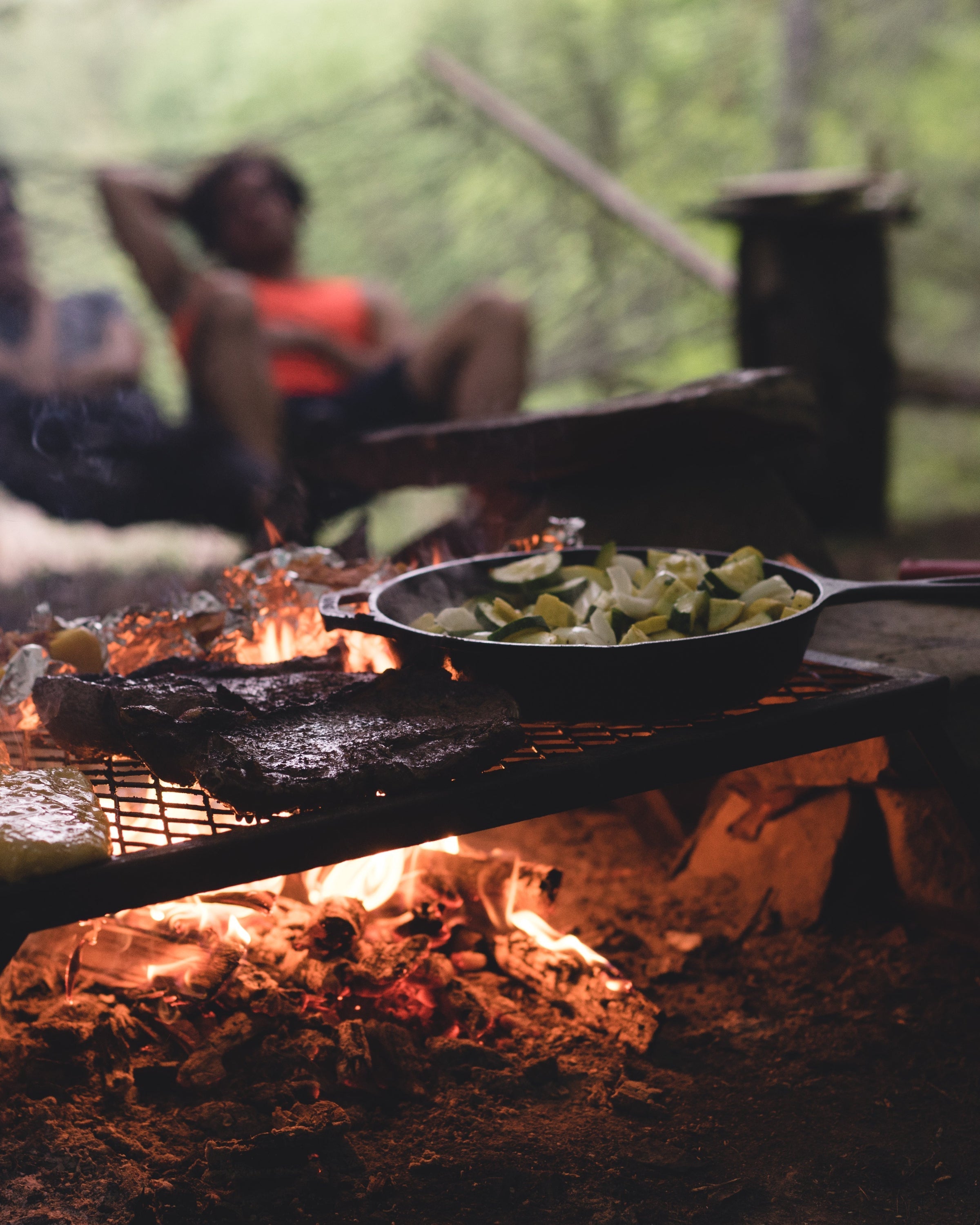 Ajándék férjnek, tűzön főzés a szabadban, hús a grillen és serpenyő a parázson