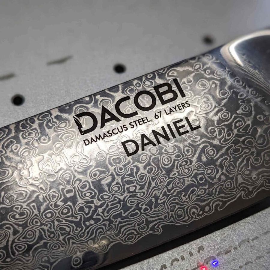 DACOBI kés damaszkuszi acélból, a pengén lézerrel gravírozott DANIEL névvel