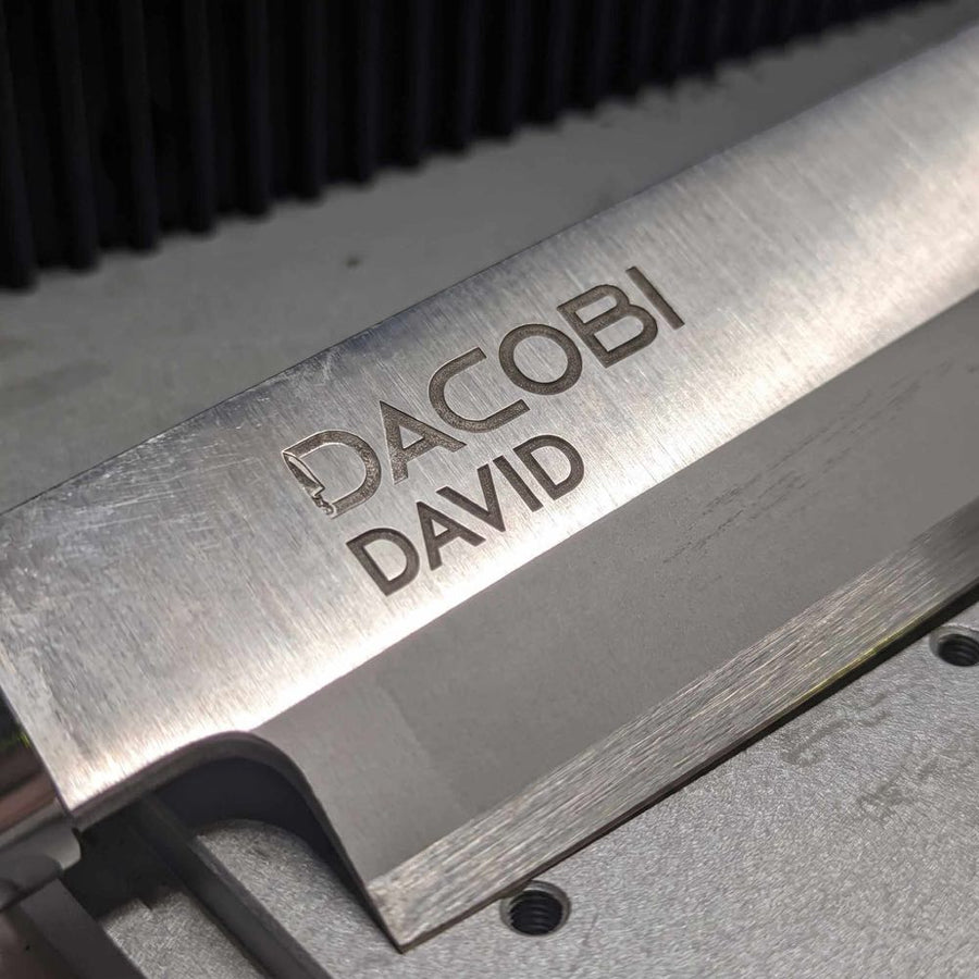 DACOBI kés, a logó alatt lézerrel gravírozott DAVID névvel
